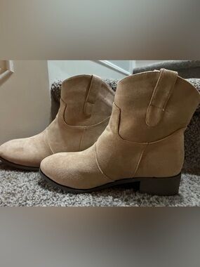 Women’s Suede Ankle Booties in Light Brown